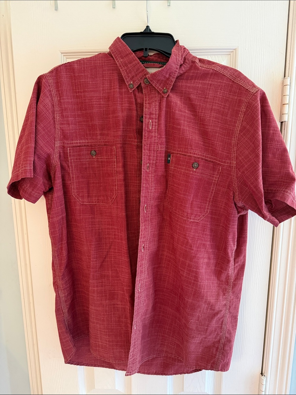 Men's Casual Short-Sleeve Button-Down Shirt in Deep Red